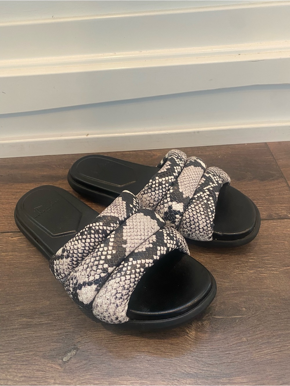 Marc Fisher LTD Yessy 2 Women’s 8M Snake Print Leather Padded Slide Sandals